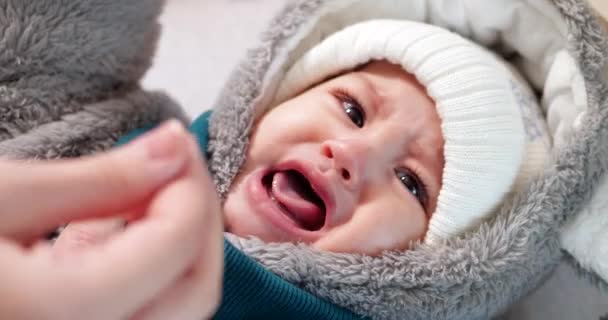 Mamma klär en gråtande liten pojke på sängen. Medicin, sjukvård, familj, lycka, spädbarnskoncept — Stockvideo