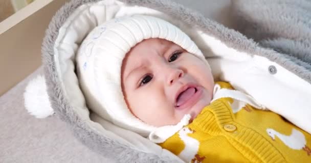 Mamma klär en gråtande liten pojke på sängen. Medicin, familj, oskuld, pediatri, spädbarnskoncept — Stockvideo