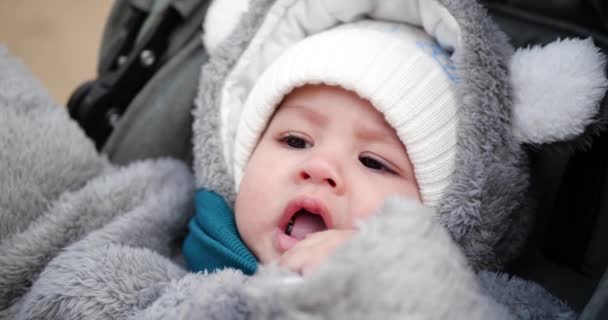 Bambino che piange e non seduto nel passeggino dell'auto — Video Stock