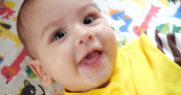 可愛い小さな赤ちゃん新生児の肖像画カメラを見て微笑む — ストック動画