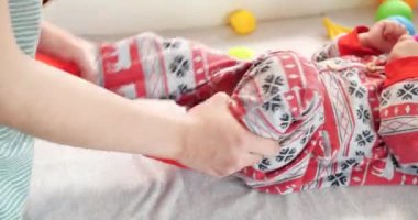 Jimnastik bebeğim. Gelişim süreci için çocuğuyla egzersiz yapan bir kadın. Yeni doğmuş küçük bir bebeğe masaj yapar, kollarında egzersiz yapar. Ebeveynlik kavramı, çocukluk, annelik, annelik