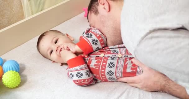 Hombre con bebé. Un joven jugando con un bebé. Concepto de papá feliz — Vídeos de Stock