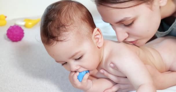 Zorgzame moeder en baby spelen in de ochtend. Begrip baby, ouderschap, kindertijd, moederschap, moederschap — Stockvideo