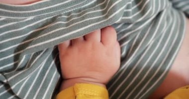 Anne yeni doğmuş bebeğini koltukta emziriyor. Anne sütü bebek için doğal bir ilaçtır. aile, yemek, çocuk, yeme ve ebeveynlik kavramı