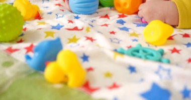 Bebek, çocukluk konsepti. Gülümseyen mutlu bebeğin ip ile oynadığı yakın plan. Diş kesimi. İlk dişler. Neşesiz dişsiz 7 ay bebek ısırığı, kemiren oyuncak