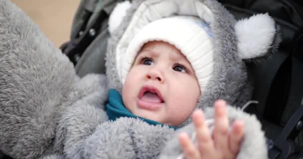 泣いて車のベビーカーに座っていない赤ん坊 — ストック動画