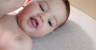 Bakıcı anne ve bebek sabah oynuyorlar. Bebek kavramı, ebeveynlik, çocukluk, annelik, annelik