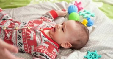 Mutlu Anne Kaldıran Bebek Oğlunun Evde Yatağa Yatmasına Yardım Ediyor. Annesi küçük çocuğa oturmasını öğretiyor. Anne ve Küçük Çocuk Evde Oynuyor