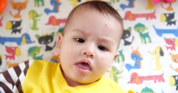 Bonito pequeno bebê menino bebê recém-nascido criança retrato sorrindo para câmera olhando — Vídeo de Stock