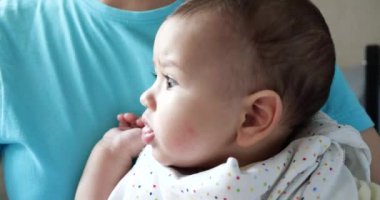 Anne bebeği kollarında tutuyor ve oğlunu kaşıkla besliyor. aile, yemek, çocuk, yeme ve ebeveynlik kavramı