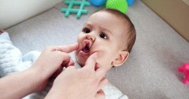 Bakıcı anne ve bebek sabah oynuyorlar. Bebek kavramı, ebeveynlik, çocukluk, annelik, annelik