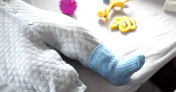 Maman habille un petit garçon sur le lit. Médecine, santé, famille, innocence, pédiatrie, bonheur concepts infantiles — Video