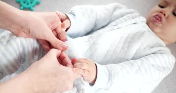 Maman habille un petit garçon sur le lit. Médecine, santé, famille, innocence, pédiatrie, bonheur concepts infantiles — Video