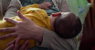 Anne yeni doğmuş bebeğini koltukta emziriyor. Anne sütü bebek için doğal bir ilaçtır. Aile, yemek, çocuk, yeme ve ebeveynlik kavramı. yavaş çekim