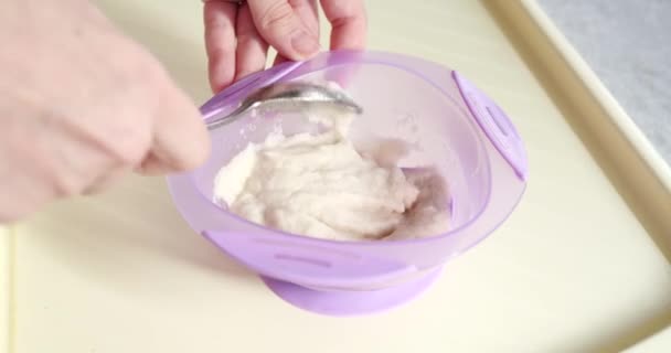 母親は家で赤ちゃんのお粥を作る。スローモーション — ストック動画