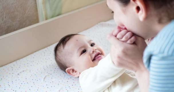 A mãe e o bebé estão a brincar de manhã. Conceito de bebê, paternidade, infância, maternidade, maternidade. câmara lenta — Vídeo de Stock