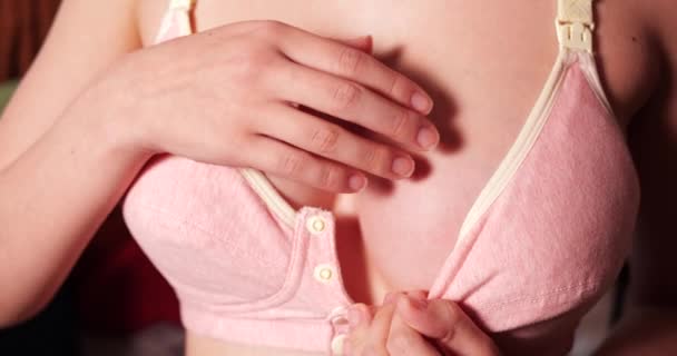 Mères allaitantes rougies. Gros plan d'une poitrine de fille souffrant de mammite ou de lactostase. au ralenti — Video
