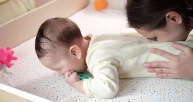 Bakıcı anne ve bebek sabah oynuyorlar. Bebek kavramı, ebeveynlik, çocukluk, annelik, annelik. yavaş çekim