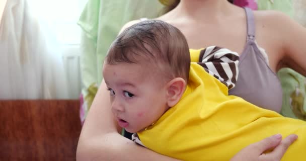 Mère allaitant son nouveau-né sur le canapé. Le lait maternel est un médicament naturel pour bébé. famille, nourriture, enfant, alimentation et concept de parentalité. au ralenti — Video