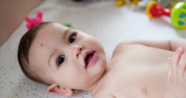 Roztomilý malý chlapeček novorozenec batole portrét s úsměvem na kameru při pohledu. zpomalený pohyb — Stock video