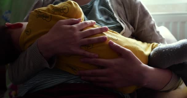 Η μητέρα θηλάζει το νεογέννητο μωρό της στον καναπέ. Γάλα από μητέρες του μαστού είναι ένα φυσικό φάρμακο για το μωρό. οικογένεια, φαγητό, παιδί, φαγητό και μητρότητα. αργή κίνηση — Αρχείο Βίντεο