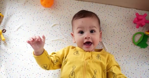 Söt liten pojke spädbarn nyfödda småbarn porträtt ler mot kameran ser. slow motion — Stockvideo