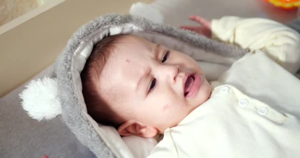 Mam kleedt een jongetje op bed. Geneeskunde, gezondheidszorg, familie, onschuld, kindergeneeskunde, geluk baby concepten. slow motion — Stockvideo