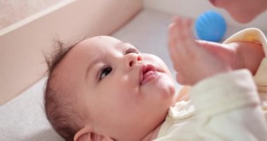 Bakıcı anne ve bebek sabah oynuyorlar. Bebek kavramı, ebeveynlik, çocukluk, annelik, annelik. yavaş çekim