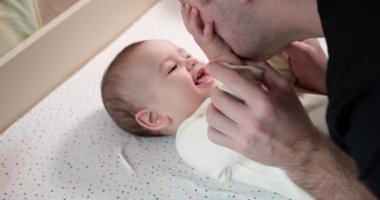 Bakıcı baba ve bebek sabah oynuyorlar. Bebek kavramı, ebeveynlik, çocukluk, annelik, babalık. yavaş çekim