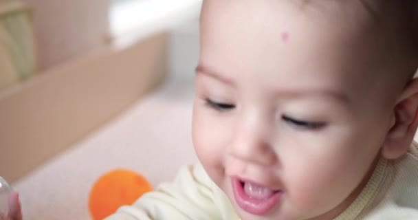 Bayi, konsep masa kanak-kanak close-up dari tersenyum bahagia Bayi bermain dengan tertambat. Gigi memotong. Gigi pertama. Joy ompong 7 bulan bayi menggigit, gnaws mainan ditambatkan. gerak lambat — Stok Video