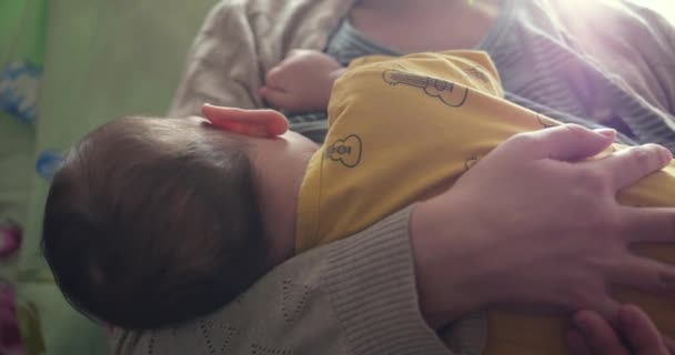 Matka karmi piersią noworodka na kanapie. Mleko z piersi matki jest naturalnym lekarstwem dla dziecka. koncepcja rodziny, jedzenia, dziecka, jedzenia i rodzicielstwa. zwolniony ruch — Wideo stockowe