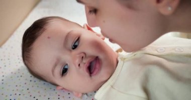 Bakıcı anne ve bebek sabah oynuyorlar. Bebek kavramı, ebeveynlik, çocukluk, annelik, annelik. yavaş çekim