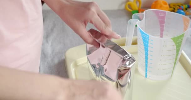 Mãe prepara mingau de cereal bebê em casa. câmara lenta — Vídeo de Stock