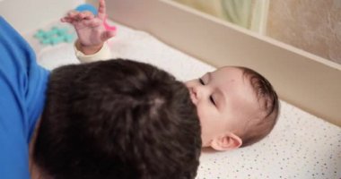 Bakıcı baba ve bebek sabah oynuyorlar. Bebek kavramı, ebeveynlik, çocukluk, annelik, babalık. yavaş çekim