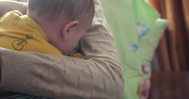 Moeder die haar pasgeboren baby borstvoeding geeft op de bank. Melk van moeders borst is een natuurlijk medicijn voor de baby. familie, voedsel, kind, eten en ouderschap concept. slow motion — Stockvideo