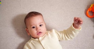 Sevimli küçük erkek bebek yeni doğmuş bebek portresi kameraya gülümsüyor. yavaş çekim