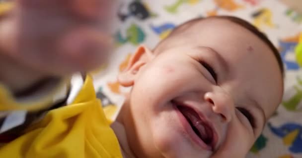 Mignon petit garçon bébé nouveau-né tout-petit portrait souriant à la caméra à la recherche. au ralenti — Video