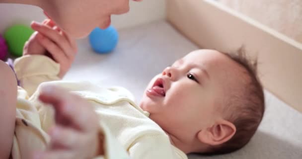 Maman et bébé attentionnés jouent le matin. Concept de bébé, parentalité, enfance, maternité, maternité. au ralenti — Video