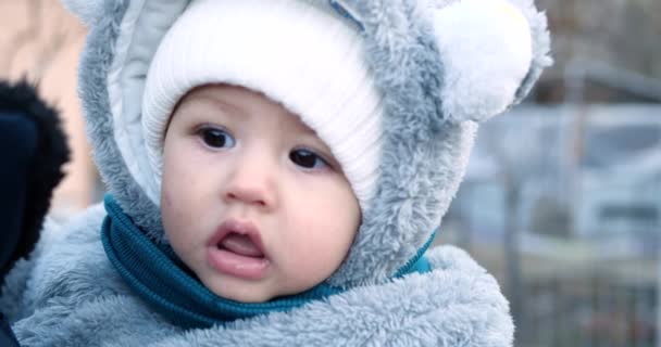 Ibu yang bahagia bermain dengan anak kecil. Ibu muda Kaukasia dan bayi laki-laki bersenang-senang di luar ruangan di musim dingin. gerak lambat — Stok Video
