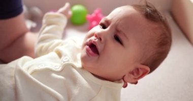 Annenin elleri küçük hasta oğluna kaşıkla öksürük şurubu veriyor. Sağlık ve İlaç Bebek Konsepti. yavaş çekim