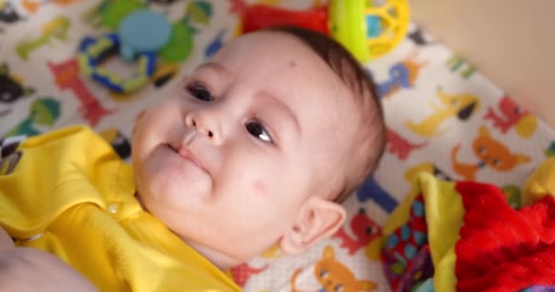 Sevimli küçük erkek bebek yeni doğmuş bebek portresi kameraya gülümsüyor. yavaş çekim — Stok video