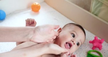 Bakıcı anne ve bebek sabah oynuyorlar. Bebek kavramı, ebeveynlik, çocukluk, annelik, annelik. yavaş çekim