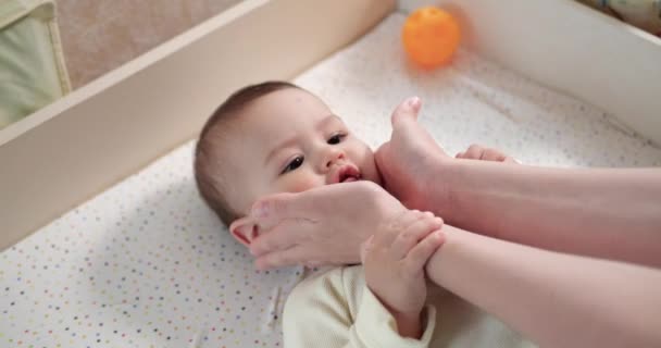 Fürsorgliche Mutter und Baby spielen morgens. Konzept von Baby, Elternschaft, Kindheit, Mutterschaft, Mutterschaft. Zeitlupe — Stockvideo