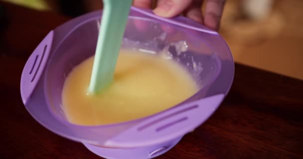 Mãe prepara mingau de cereal bebê em casa. câmara lenta — Vídeo de Stock