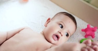 Bakıcı anne ve bebek sabah oynuyorlar. Bebek kavramı, ebeveynlik, çocukluk, annelik, annelik. yavaş çekim