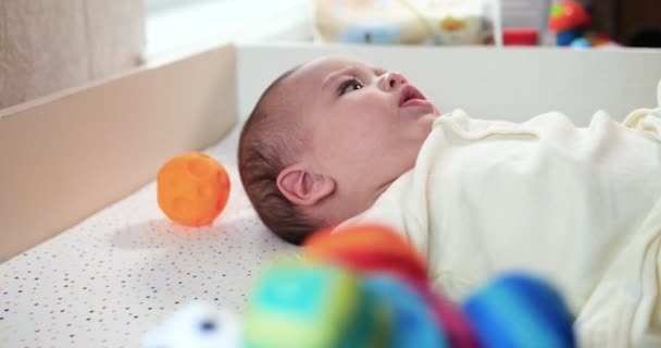 Bebé, concepto de la infancia - primer plano de sonreír feliz Bebé juega con un mordedor. Cortar los dientes. Primeros dientes. Joy mordida de bebé sin dientes de 7 meses, roe el juguete del mordedor. cámara lenta — Vídeos de Stock