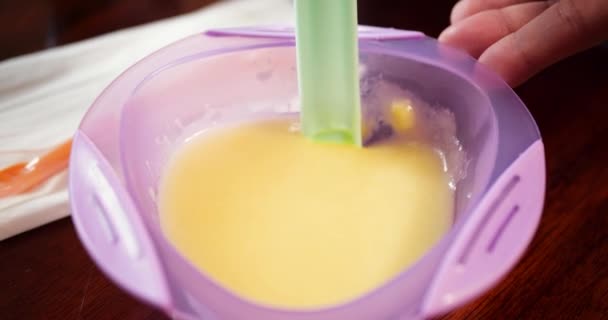 Madre prepara gachas de bebé en casa. cámara lenta — Vídeo de stock