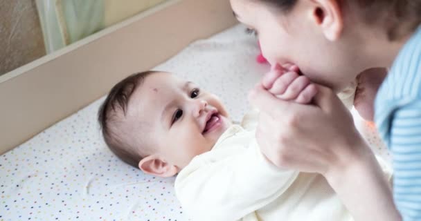 朝からお母さんと赤ちゃんの世話をしています。赤ん坊、親、子供時代、産前産後の概念。スローモーション — ストック動画