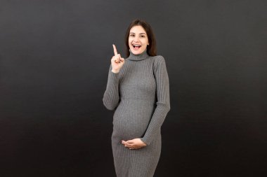 Düşünceli hamile kadın renkli arka planda bebek için isim seçiyor. Hayal Eden ve Mutlu Hamile Kadın Düşünen Annelik Hayatı. Boşluğu Kopyala.