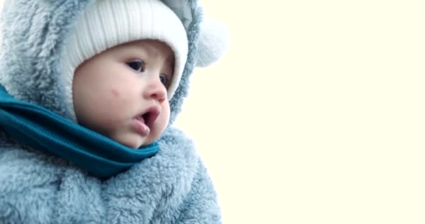 Glückliche Mutter beim Spielen mit ihrem kleinen Sohn. Junge kaukasische Mutter und Baby haben im Winter Spaß im Freien. Zeitlupe — Stockvideo